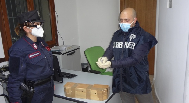 Padre e figlia bracconieri a caccia nel Parco delle Saline di uccelli protetti