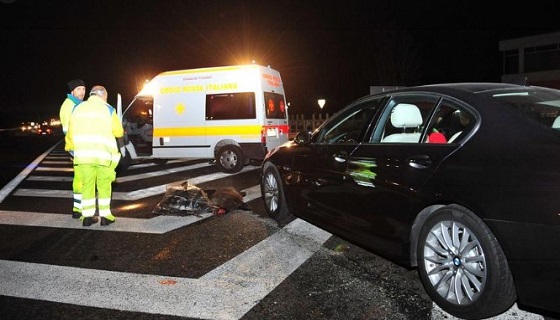 Incidente a Fiumicino scooter investe cinghiale in via della Muratella, feriti due ragazzi