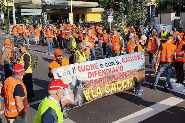 Spettacolo… palazzo regione Lombardia bloccatooooo!!! Cacciatori uniti chiedono dignità per la propria passione (video)