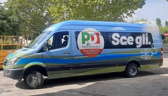 Il bus elettrico si scarica e lo lascia a piedi: flop della campagna ecologista di Letta