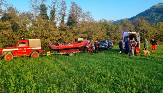 Scivola nel fiume per salvare il cane: cacciatore messo in salvo dai pompieri