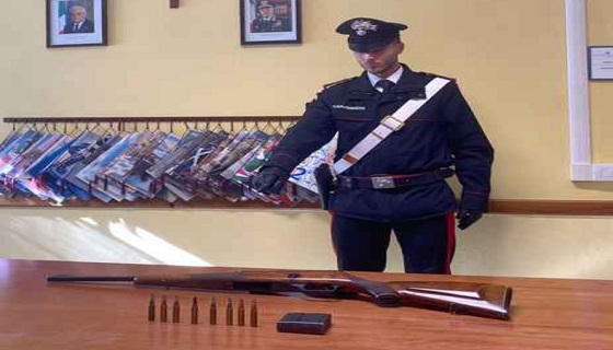 Si appresta ad una battuta di caccia notturna: fermato dai Carabinieri