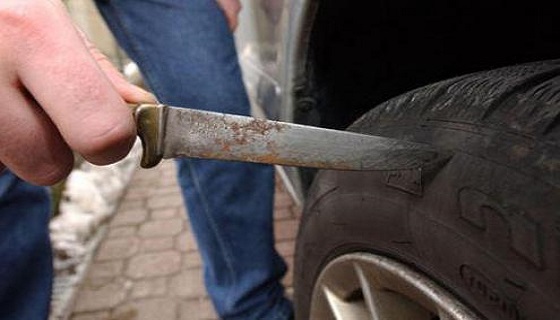 Cacciatori nel mirino squarciate le gomme