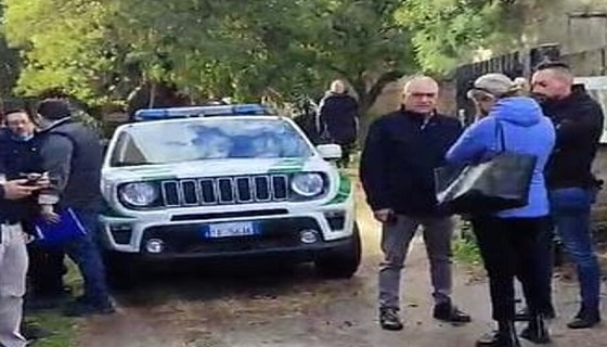 Impediscono la cattura di un cinghiale con i suoi cuccioli: tensione tra animalisti e forze dell’ordine