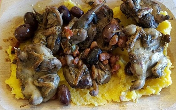 Uccelletti con polenta ricordo della buona cucina antica.